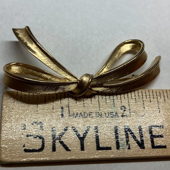 VINTAGE STUNNING GOLD TONE FANCY BOW PIN BROOCH ~SIGNED: CROWN TRIFARI - Picture 5 of 5